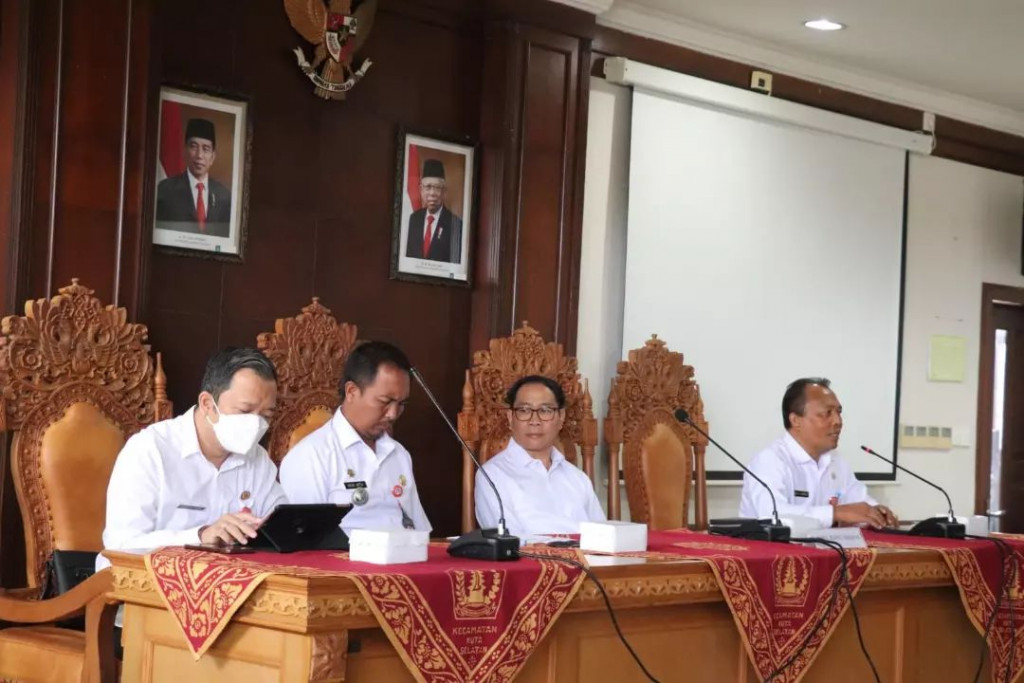 Kepala Bidang Pengelolaan Informasi Publik Adi Parwata Menghadiri Kegiatan Konsolidasi dan Monitoring Vaksin Booster di Wilayah Kuta Selatan